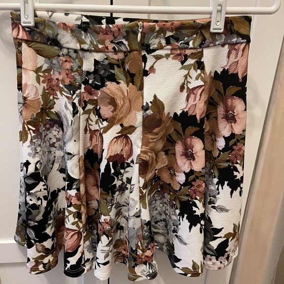 Lush floral skirt. - Picture 3 of 5